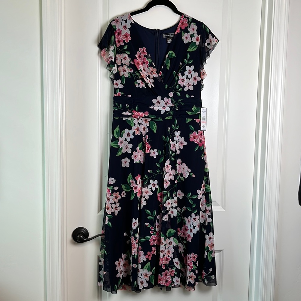 NWT 10P Jessica Howard pretty dress with flutter sleeves and pockets!